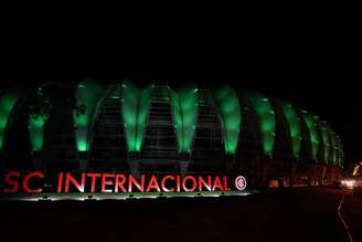 Internacional iluminou Beira-Rio de verde em homenagem aos profissionais de saúde (Foto: Divulgação/SCI)
