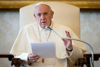 Papa Francisco durante audiência transmitida pela internet de dentro do Vaticano
18/03/3030
Mídia do Vaticano/Divulgação via REUTERS
