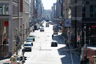 Disseminação do coronavírus esvazia tradicional rua comercial de Berlim, na Alemanha
23/03/2020
REUTERS/Fabrizio Bensch