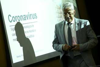 O secretário-executivo do Ministério da Saúde, João Gabbardo, durante entrevista coletiva sobre o novo coronavírus