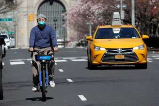 Homem anda de bicicleta na Park Avenue em Manhattan durante surto da doença do coronavírus (Covid-19), Nova York, EUA
24/03/2020
REUTERS/Mike Segar