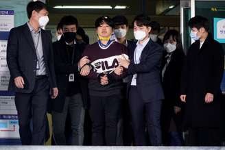 Cho Ju-bin, líder de um grupo de chantagem sexual, deixa delegacia em Seul rumo ao escritório da procuradoria sul-coreana 
25/03/2020
REUTERS/Kim Hong-Ji