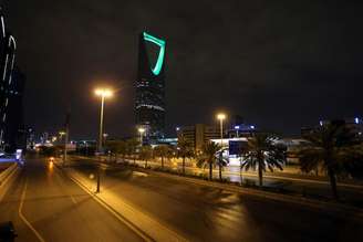 Ruas vazias em Riad, na Arábia Saudita, durante toque de recolher por causa do coronavírus 
24/03/2020
REUTERS/Ahmed Yosri
