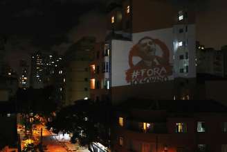 Imagem contra presidente Jair Bolsonaro é projetada em prédio de São Paulo durante pronunciamento em rede nacional
24/03/2020
REUTERS/Amanda Perobelli