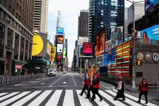 Pessoas caminham com máscaras pela Times Square, em Nova York