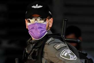 Policial de fronteira israelense patrulha entrada da Cidade Velha de Jerusalém usando máscara de proteção
26/03/2020 REUTERS/ Ammar Awad