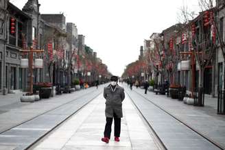 Homem caminha de máscara por rua deserta de Pequim
26/03/2020
REUTERS/Thomas Peter