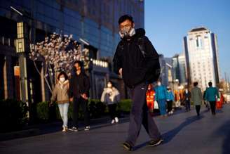 Passageiro usando máscara de proteção entra em estação de metrô em Pequim
27/03/2020 REUTERS/Thomas Peter 
