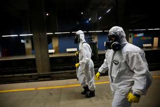 Militares das Forças Armadas desinfetam estação de metrô em Brasília em meio à pandemia do coronavírus
29/03/2020 REUTERS/Adriano Machado