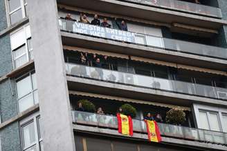 Pessoas confinadas em suas casas aplaudem agentes de saúde em Madri
30/03/2020
REUTERS/Sergio Perez