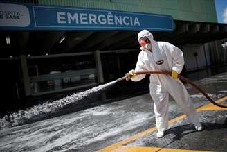 Membro das Forças Armadas desinfecta entrada de hospital em Brasília
31/03/2020
REUTERS/Ueslei Marcelino