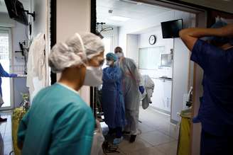 Equipe de saúde em hospital de Neuilly-sur-Seine, próximo a Paris, França 
01/04/2020
REUTERS/Benoit Tessier