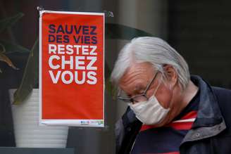 Homem com máscara de proteção passa por placa "Salve vidas, fique em casa" na França
01/04/2020
REUTERS/Charles Platiau