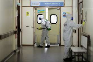 Militares desinfetam área de hospital em Brasília
31/03/2020
REUTERS/Ueslei Marcelino