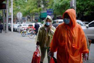 Pessoas com máscaras de proteção caminham em rua de Wuhan
03/04/2020 REUTERS/Aly Song 