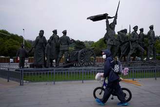 Morador com máscara de proteção passa por praça de Wuhan, na província chinesa de Hubei
06/04/2020
REUTERS/Aly Song