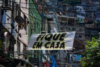 Faixas espalhadas pela a entrada da comunidade da Rocinha conscientizando a população para a importância do isolamento social