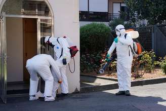Funcionários desinfetam asilo na cidade espanhola de Guernica
07/04/2020 REUTERS/Vincent West