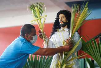 Fiel católico prepara estátua de Jesus Cristo para o Domingo de Ramos em Nahuizalco, El Salvador
05/04/2020 REUTERS/Jose Cabezas 
