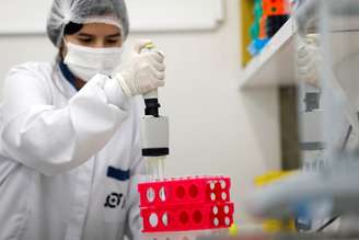 Trabalhadores em laboratório em Curitiba (PR) 
19/03/2020
REUTERS/Rodolfo Buhrer