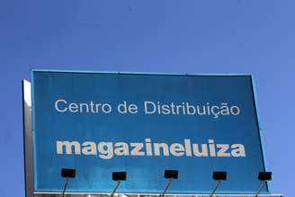 Logotipo do Magazine Luiza é visto na frente de centro de distribuição da companhia, em Louveira (SP). 24/4/2018. REUTERS/Paulo Whitaker