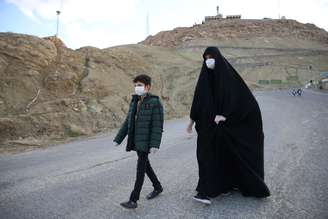 Com máscara e luvas de proteção contra novo coronavírus, mulher e seu filho caminham por estrada do Irã
24/03/2020
WANA (West Asia News Agency) via REUTERS 
