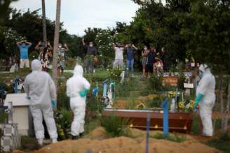 Enterro de homem de 34 anos que morreu devido ao coronavírus em cemitério de Manaus
10/04/2020
REUTERS/Bruno Kelly