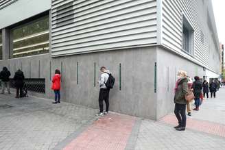 Pessoas mantêm distanciamento social em fila para entrar em supermercado em Madri
14/04/2020 REUTERS/Sergio Perez