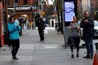 Pessoas aplaudem funcionários do hospital Mount Sinai West em Nova York
13/04/2020
REUTERS/Mike Segar
