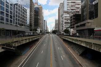 Avenida Paulista, em São Paulo, praticamente deserta durante "lockdown" por pandemia de coronavírus 
24/03/2020
REUTERS/Amanda Perobelli