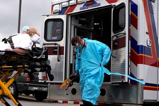 Com equipamentos protetores, paramédicos transportam paciente com suspeita de coronavírus em Shawnee, Oklahoma (EUA) 
02/04/2020
REUTERS/Nick Oxford