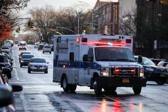 Ambulância chega na área de emergência de centro médico no Brooklyn, em Nova York
13/04/2020 REUTERS/Andrew Kelly