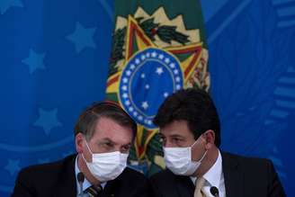Bolsonaro ameaça demitir Mandetta constantemente