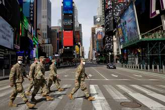 Soldados da Guarda Nacional caminham na Times Square, em Nova York
20/04/2020
REUTERS/Andrew Kelly