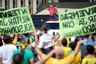 Presidente Jair Bolsonaro gesticula enquanto fala a apoiadores em um protesto. 19/4/2020. REUTERS/Ueslei Marcelino