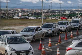 Primeiro dia da testagem em massa para covid-19, por meio do sistema drive-thru, realizado em Águas Claras, no Distrito Federal.