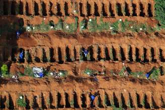Valas abertas no cemitério de Vila Formosa, em São Paulo, após início de epidemia do coronavírus
02/04/2020
REUTERS/Amanda Perobelli