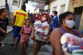 Pessoas aguardam para receber ajuda organizada por ONG no Rio de Janeiro
21/04/2020
REUTERS/Pilar Olivares