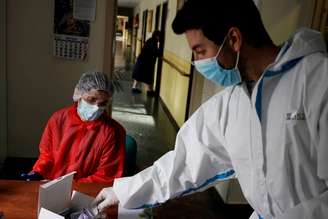 Profissional de saúde durante teste de sangue para detectar Covid-19 em asilo em Pozuelo de Alarcón, na Espanha
23/04/2020 REUTERS/Juan Medina