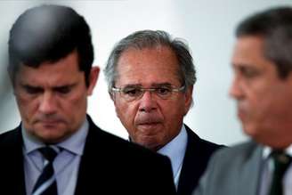 Ministro da Economia, Paulo Guedes, chega a coletiva de imprensa no Palácio do Planalto com o então ministro da Justiça Sergio Moro
31/03/2020
REUTERS/Ueslei Marcelino