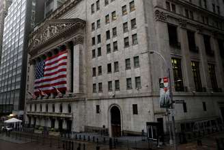 Fachada da Bolsa de Valores de Nova York (NYSE) é vista em Manhattan, durante o surto do coronavírus (Covid-19) em Nova York, Estados Unidos. 13/04/2020. REUTERS/Andrew Kelly.