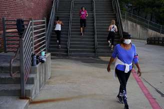 Mulheres usam máscaras de proteção em meio a pandemia de coronavírus em Smyrna, no Estado da Georgia, nos EUA
27/04/2020 REUTERS/Elijah Nouvelage