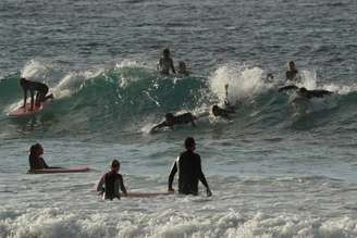 Surfistas em Bondi Beach, na Austrália, após reabertura do local pelas autoridades
28/04/2020
REUTERS/Loren Elliott