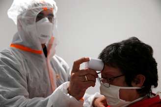 Médico com trajes de proteção mede temperatura em Gouzeaucourt, na França
28/04/2020 REUTERS/Pascal Rossignol