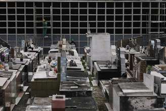 Operário constrói novas gavetas em cemitério no Rio de Janeiro
28/04/2002
REUTERS/Ricardo Moraes