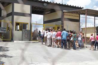 Movimentação de familiares em frente ao CDP (Centro de Detenção Provisória) II de Guarulhos (SP)