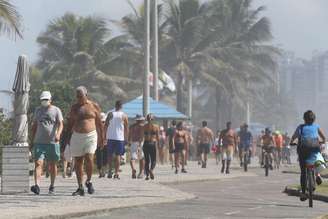 Movimento de ciclistas e pessoas fazendo caminhada na orla da praia da Barra da Tijuca, zona oeste do Rio de Janeiro, na manhã desta sexta-feira, 1º de maio de 2020.