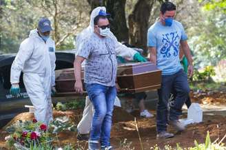 Sepultamentos no Cemitério da Vila Formosa, Zona Leste de São Paulo, nesta segunda-feira (27)