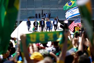 Presidente Jair Bolsonaro apoia manifestantes no Palácio da Alvorada neste domingo, 03