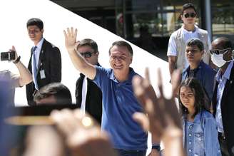 Bolsonaro, acompanhado da filha Laura, desce a rampa do Palácio do Planalto, em Brasília, no domingo (3)